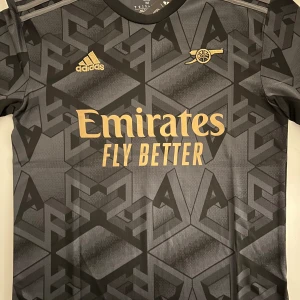 Bukayo Saka Arsenal 2022/23 fotbollströja - Storlek M Helt ny med tag och oanvänt Replika 