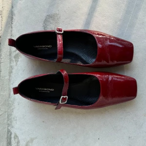 Vagabond, Delia - Mörkröd lackat skinn - Älskar älskar dessa, men har också Gannis chunky ballerina i röd och dessa hamnar dessvärre i skuggan då. Knappt använda med innersula, så endast lite veck fram och minimal slitage på undersula.