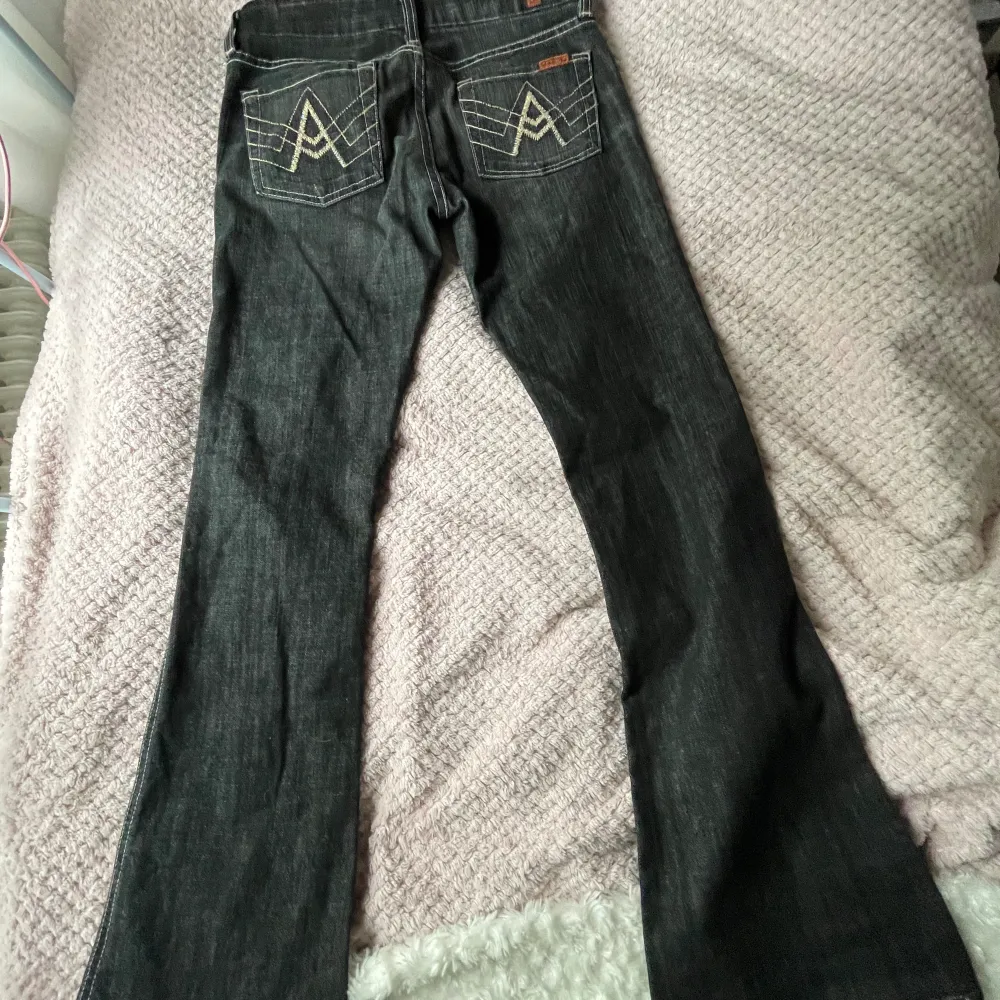 nyköpta vintage jeans som är jättesnygga men tyvär inte passar. Det står inte storlek men skulle säga xs/s. De är ca 76 cm runt midjan.. Jeans & Byxor.