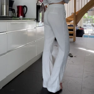 Perfekta linnebyxor - Har aldrig använt dessa byxor så det finns ingen risk för slitningar eller fläckar. Långa ben, jag är 173 cm.