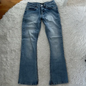 Lågmidjade bootcutjeans - Säljer mina jättefina lågmidjade bootcutjeans💙 Mått tvärs över midjan: 37cm Innerbenslängd: 80cm