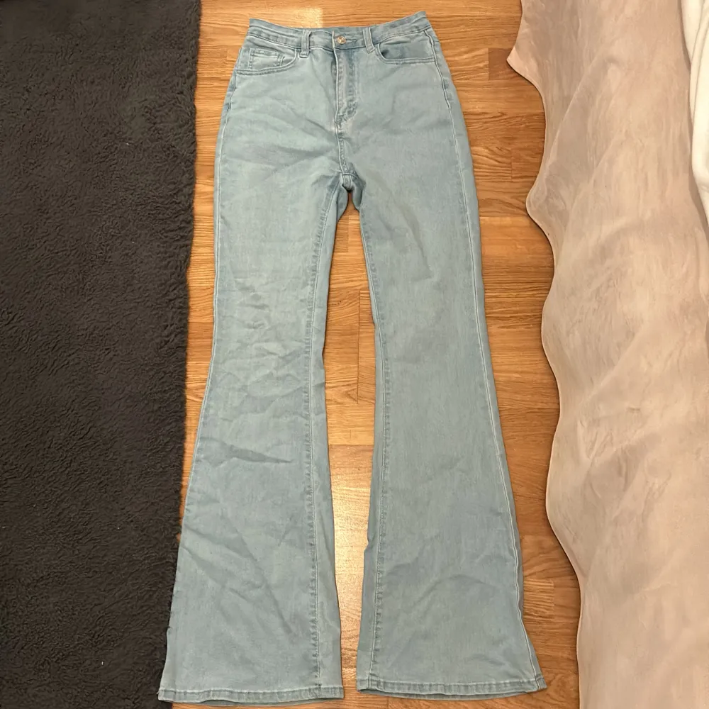 Så fina högmidjade flared jeans med blommor på backfickorna. Ganska stretchiga och skön material samt sitter fint. Är även tall girl friendly, själv är man 169 och de når fortfarande golvet . Storlek S. 💞💞. Jeans & Byxor.