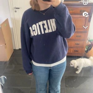 Hoodie - Marinblå hoodie me vit text. Köpt från Gina å inga defekter! 💗