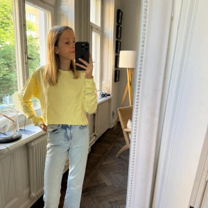 Gul sweatshirt från bikbok - Tunn gul sweatshirt från bikbok. 