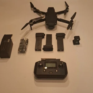 Drönare (s808 PRO Max)  - 🎉 Säljes: Oanvänd Drönare s808 PRO Max! 🎉 Fick den i present men är inte intresserad av drönare. Har aldrig använt den, så jag vet inte hur den flyger. 📦 Ingår Drönaren Extra vingar 2 kameror Skruvmejsel Fjärrkontroll 3 batteri Ny pris = 1800kr 