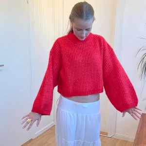 Röd stickad tröja - Stickad tröja från gina tricot. Jättebra skicka och använd cirka 2 ggr. Storlek XS men känns som Soch superfin röd färg. Perfekt till vintern. 
