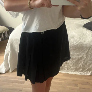 Kjol - Svart kjol. Storlek 14 men har ändrat knappar så de passar storlek S! 