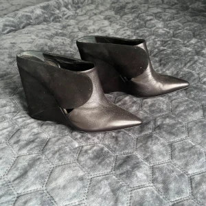 Klackar - Super coola kilklackar från Roberto Cavalli i läder och mocka!🖤helt i nyskick, skriv privat för fler bilder!