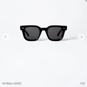 Chimi 04 Black! - Köpta förra året, har skalet, trasan och orginalboxen! Inga synliga defekter eller repor på glaset. Sjukt snygga och trendiga🙏Går för 1200kr