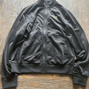 Armani dress helt ny - Jag säljer min armani dress eftersom ja ska flytta ut på måste rensa min garderob dressen har fortfarande prislapparna kvar på dressen och den är i size S/M