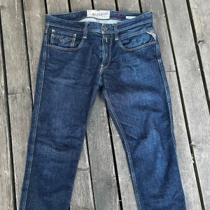 Replay anbass - Säljer dessa unika replay anbass jeansen där midjan är runt 32/33, mycket gott skick 9/10 finns ett pyttelitet tecken av snusdosa men det syns inte. Hör av dig vid frågor mm.