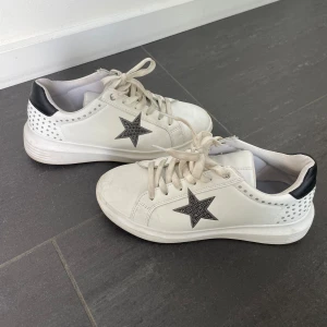 Skor storlek 37 - Snygga skor med stjärnmotiv! Storlek 37