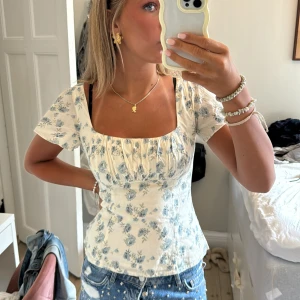 Sommarblus - Så fin blus💕💞💓 Endast testad, står storlek 40 men skulle säga att den e liten i storleken isåfall! Osäker om jag vill sälja då den e så söt men säljer vid bra pris