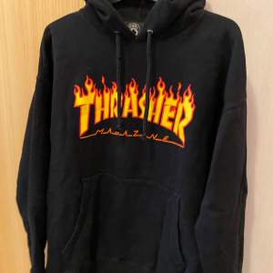 Säljer min Thrasher hoodie då jag inte längre använder den, den är i jättefint skick och endast använd ett fåtal gånger