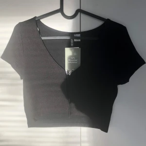 Liten top med fjäril knapp  - Jag säljer den här fina t shirten på grund av att den inte kommer till användning och jag försöker rensa garderoben.💕