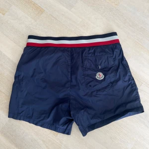 Badbyxor moncler - Säljer dessa as fräcka badbyxor från dondup i superfint skick! Storlek: M! Nypris: 3200kr