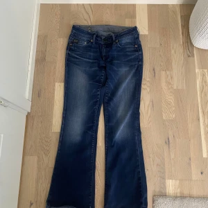 Lågmidjade bootcut jeans G star - Litet hål vid midjan, säljer för de var fel storlek 