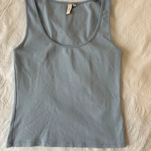 Ljusblått linne - Linne i lite tjockare tyg och ger känsla av kvalitet. Endast använt en gång, ser helt nytt ut. 