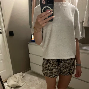 stickad t-shirts  - så gullig tröja från zara som aldrig har använts! storlek M men passar även xs-s🎀