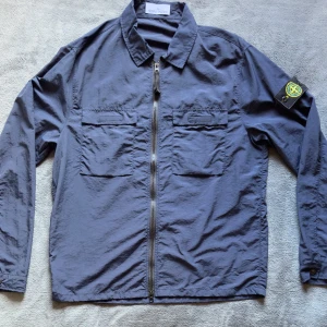 Stone island overshirt  - En riktigt nice stone island overshirt. Använd runt 4 gånger Ingen skador.  Priset kan diskuteras