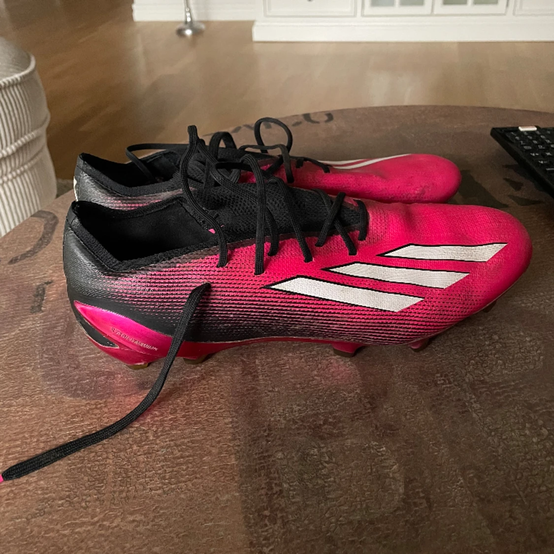 Säljer fotbollskor  - 90