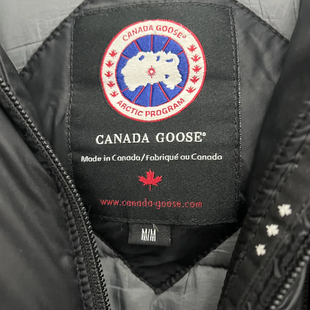 Säljer nu min Canada goose vårjacka!  Den har använts så den har 2 små flaws, fråga för bilder. I helhet fint skick! Självklart äkta, äktehetsbevis finns  Storlek medium . Jackor.