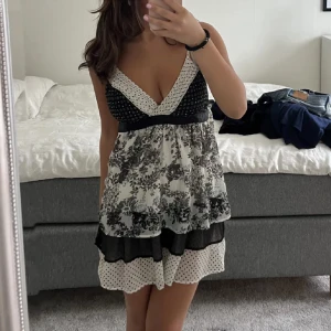 Klänning  - Super fin mönstrad klänning. Säljer då den inte används. Inga defekter eller liknande 💕