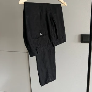 Oscar Jacobsson Deccan Trousers linne - Använd endast en gång. Säljer pga för liten. 100% linne  Storlek 48