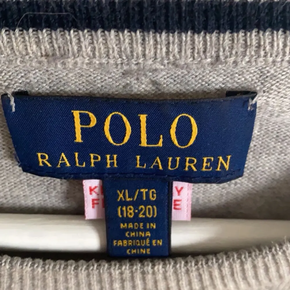En stilren Ralph lauren tröja som är sparsamt använd! Är i barnstorlek XL men sitter som en S. Pris kan diskuteras vid snabb affär!. Tröjor & Koftor.
