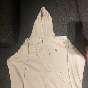 Polo Ralph lauren fleece - En fin polo raulph lauren vit fleece i väldigt bra skick, 9/10😀 Vill bli av med den snabbt så priset kan diskuteras vid snabb affär!🤙🏽😁 För mer info/bilder kontakta gärna:)