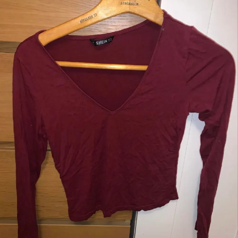 En snygg vinröd long sleeve tröja som sitter som en smäck på kroppen! Den är från shein och är knappt använd.   Säljes för 49kr stl xs . Toppar.