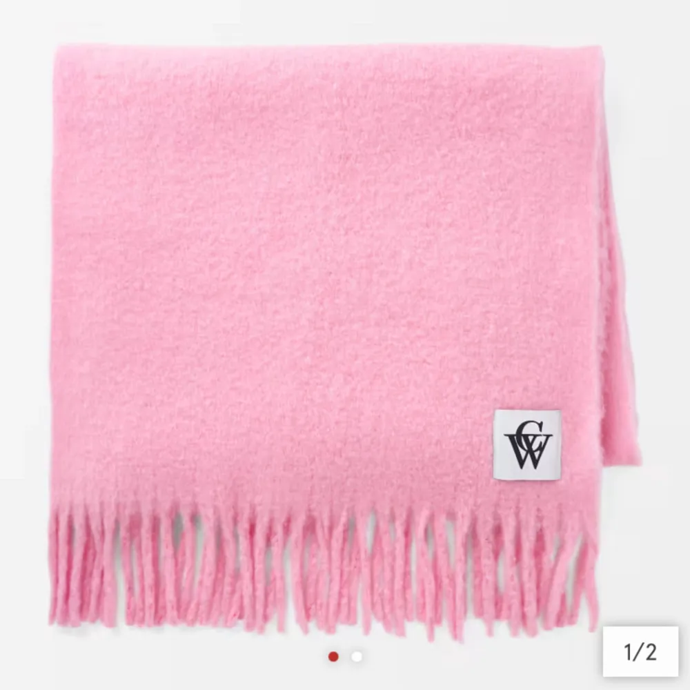 En väldigt fin rosa halsduk ifrån Carin Wester💕 Den är aldrig använd men perfekt till vintern och lite kyligare dagar. . Övrigt.