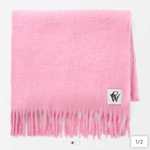 En väldigt fin rosa halsduk ifrån Carin Wester💕 Den är aldrig använd men perfekt till vintern och lite kyligare dagar. 
