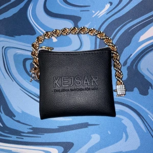 Kejsar.se kejsar armband  - Köpte den från kejsar.se för 2000. Det är 18k guld platerad använd 2 gånger 