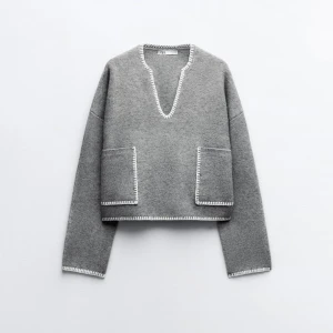 Stickad tröja - Grå stickad tröja ifrån Zara. Använd fåtal gånger sparsamt, därefter inga defekter💗