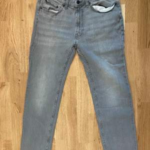 W33 L30. Stilrena gråa jeans ifrån dressmann 