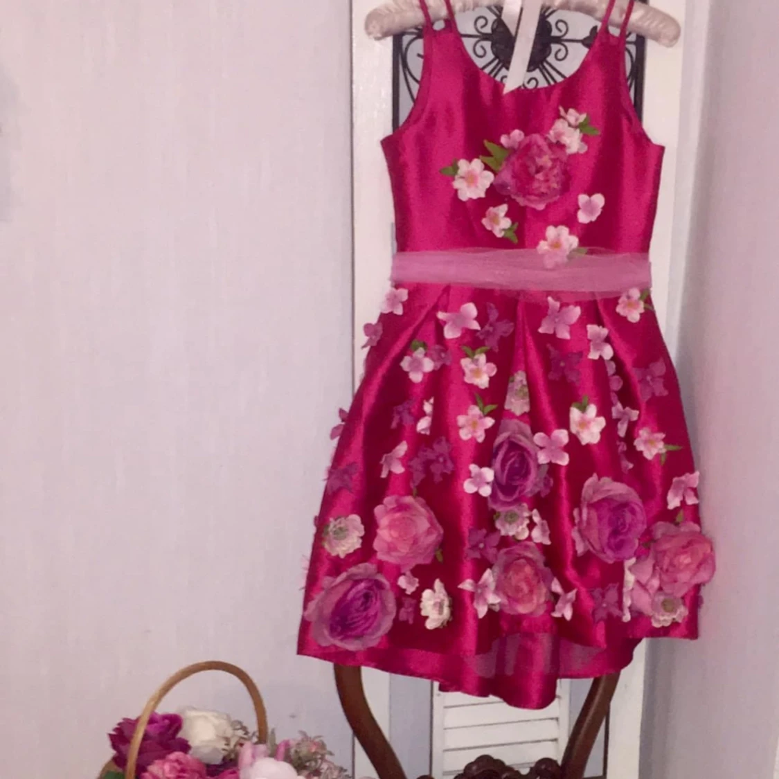 Lesy otroligt vacker äkta siden klänning med rosor och hortensia tyll skärp hår accessoarer och blom korg bröllop dop kalas - 90