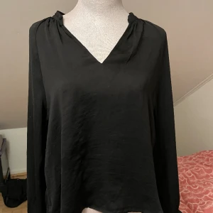 Aware blus - Svart aware blus i xs skriv för mer frågor