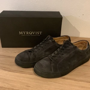 Myrqvist - Oaxen Monochrome, Dark Grey - Säljer mina Myrqvist herrskor i mocka, storlek 44. Mycket bra skick och knappt använda. 