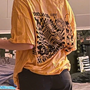 t-shirt  - väldigt cool (och skrynklig i bild lol) har inte använt på ett tag  i bra skick!