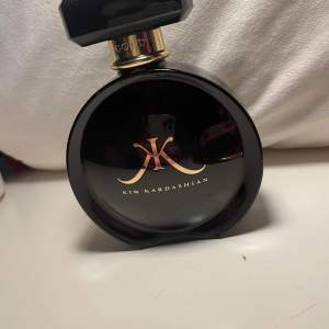 Kim Kardashian Gold parfym.  100 ml och Endast testad.   