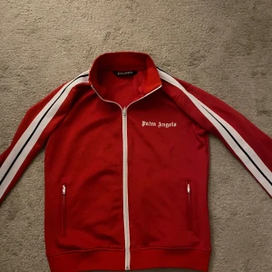 Palm angels tröja S - säljer min Palm angels tröja eftersom jag aldrig använt den riktigt, haft på mig den 3/4 gånger, Storlek S 