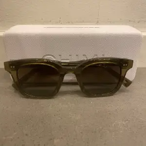 Säljer dessa Chimi 02 ifärgen grön. Solglasögonen är i toppskick! Fodral och påse medföljer. Dm för frågor eller fler bilder!😃