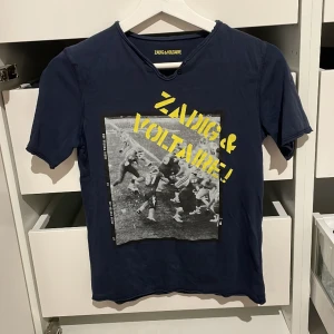 Zadig tröja  - Säljer en super cool T-shirt från Zadig & Voltaire💞som är använd några fåtal gånger men i mycket bra skick🌸pris kan diskuteras 💗