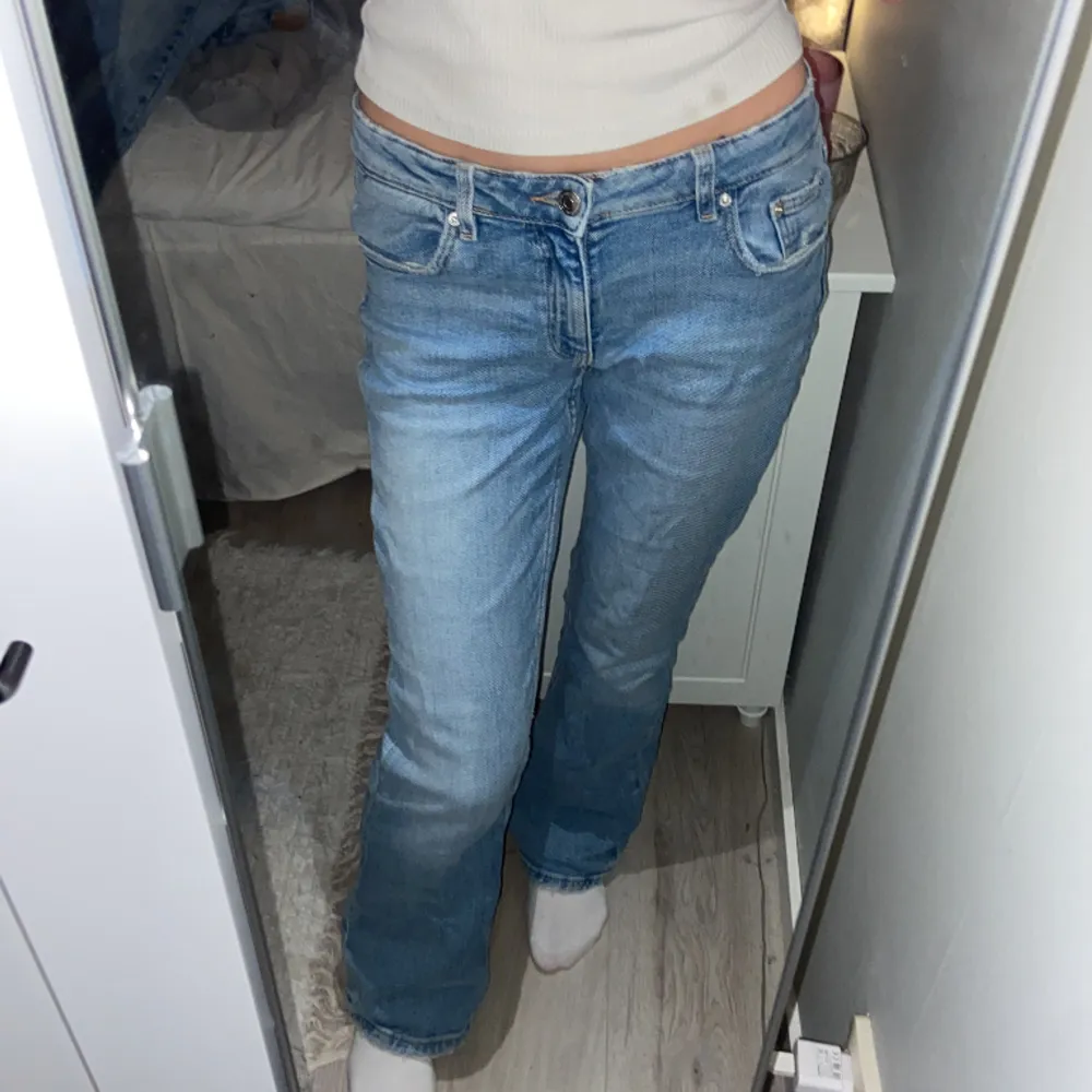 Ljusblå bootcut jeans från Gina Young. Dom är i väldigt bra skick då dom inte är slitna. Säljer dom för har tröttnat på dom och vill köpa nya jeans.🩷. Jeans & Byxor.