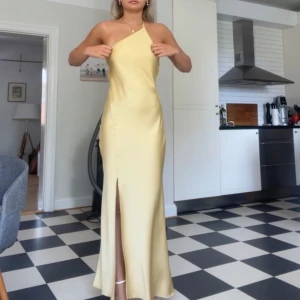 Balklänning  - Säljer min balklänning endast använd en gång och inga defekter! 