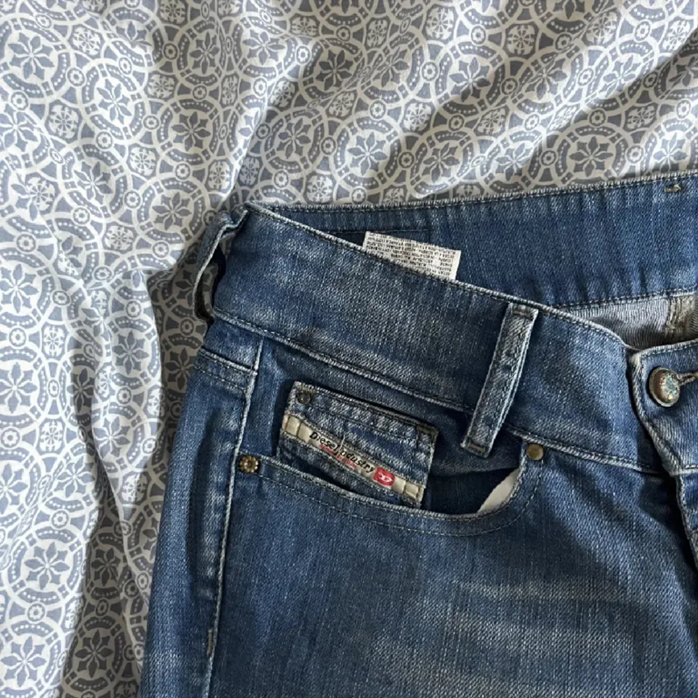 Skitsnygga lågmidjade disel jeans med coola detaljer, bra skick . Passar mig bra som är 167 och vanligtvis bär 32-34 i jeans. Jeans & Byxor.