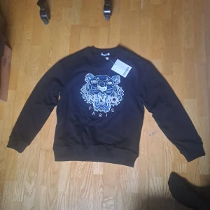 Kenzo sweatshirt - Säljer en oanvänd/ny sweatshirt för att den är för stor för mig. Det är stl S. Pris kan diskuteras vid snabb och smidig affär.