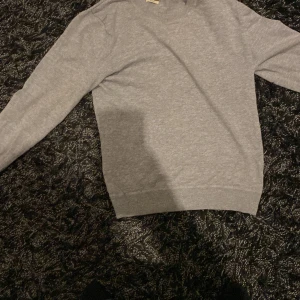The tailoring club - Denna tröja är använd och bär storlek M men passar xs och är i skicka 8/10. 