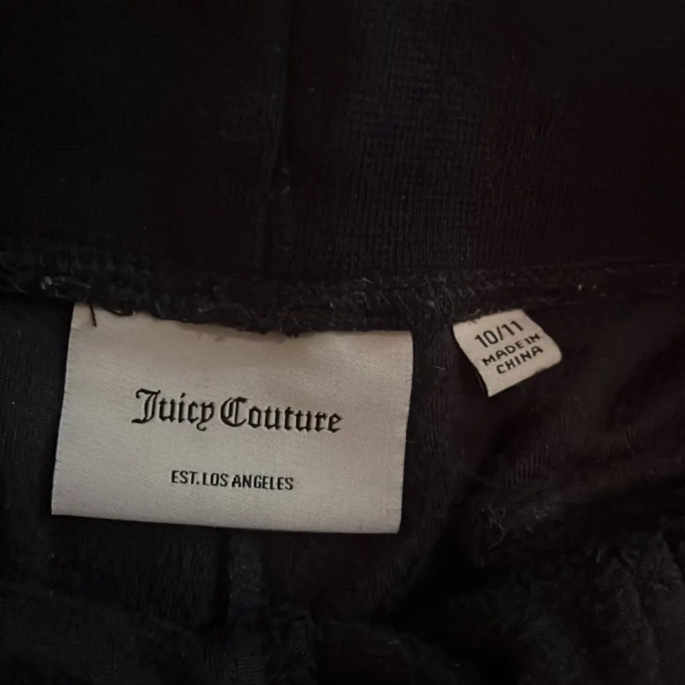 Säljer mina mörkblåa juicy bara för att dom e alldeles för korta för mig, storlek 10/11 och är i bra skick💕 och köpta för runt 700. Jeans & Byxor.